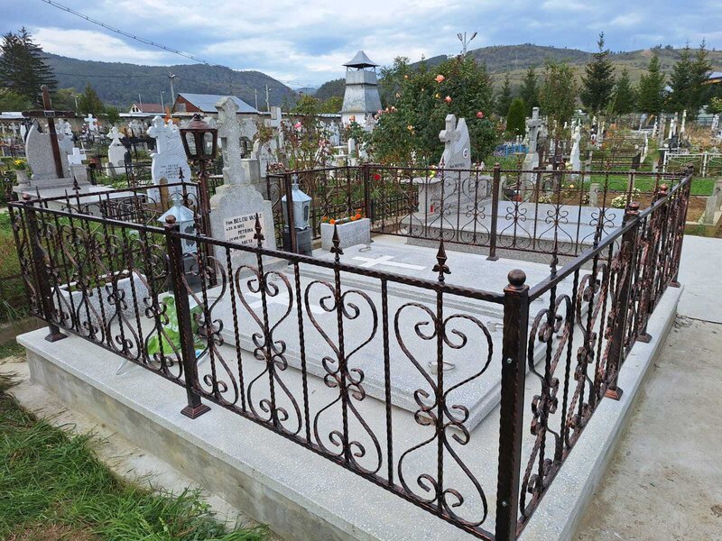 Gard metalic imprejmuire cimitir.